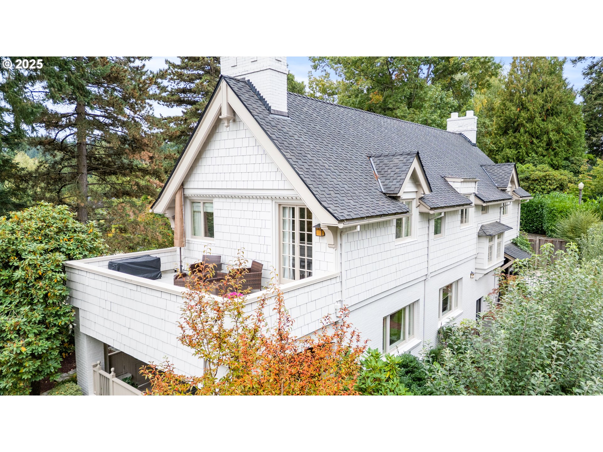 2547 SW HILLCREST DR