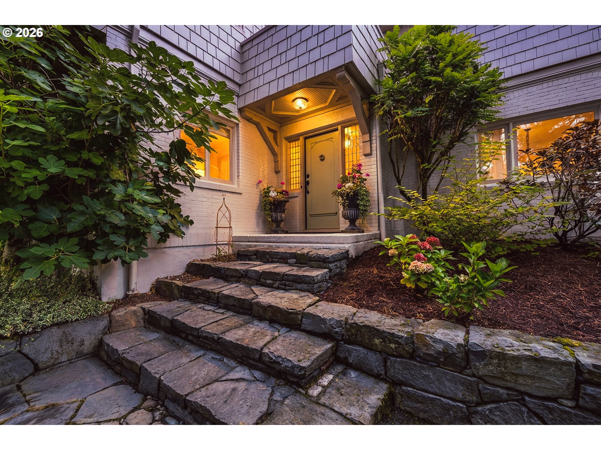 2547 SW HILLCREST DR