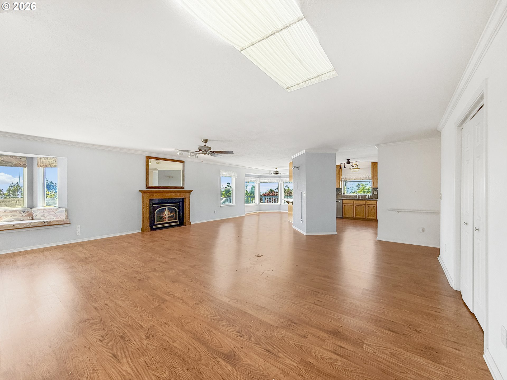 815 CRESTWOOD PL