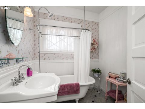 Tiny photo for 524 N 5th St, Creswell, OR 97426 (MLS # 725823556)