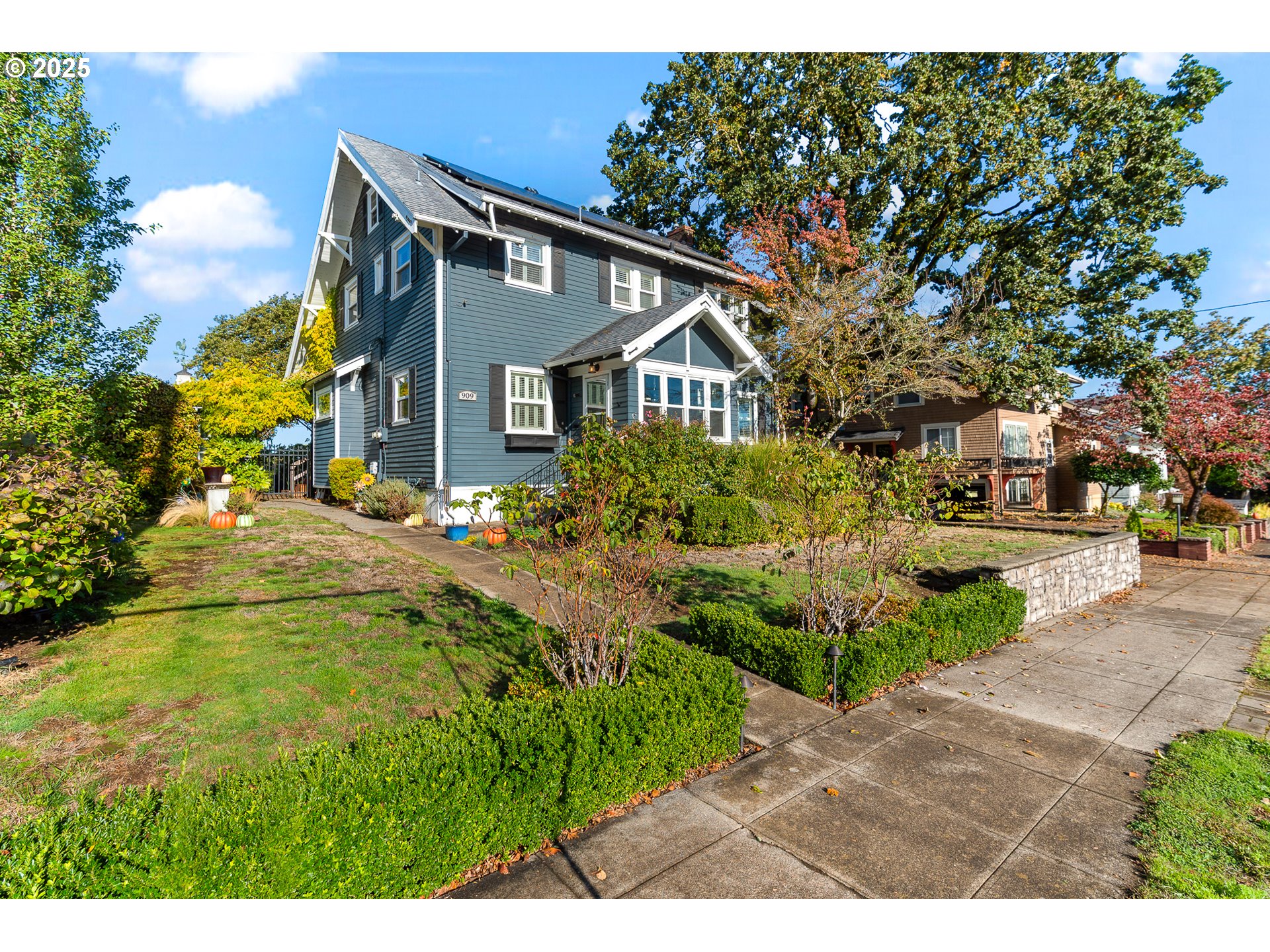 909 CENTER ST