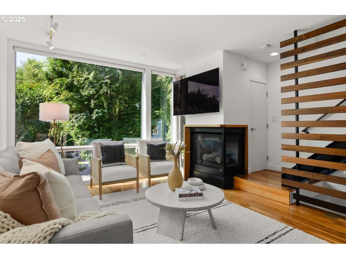 245 SW MEADE ST M1