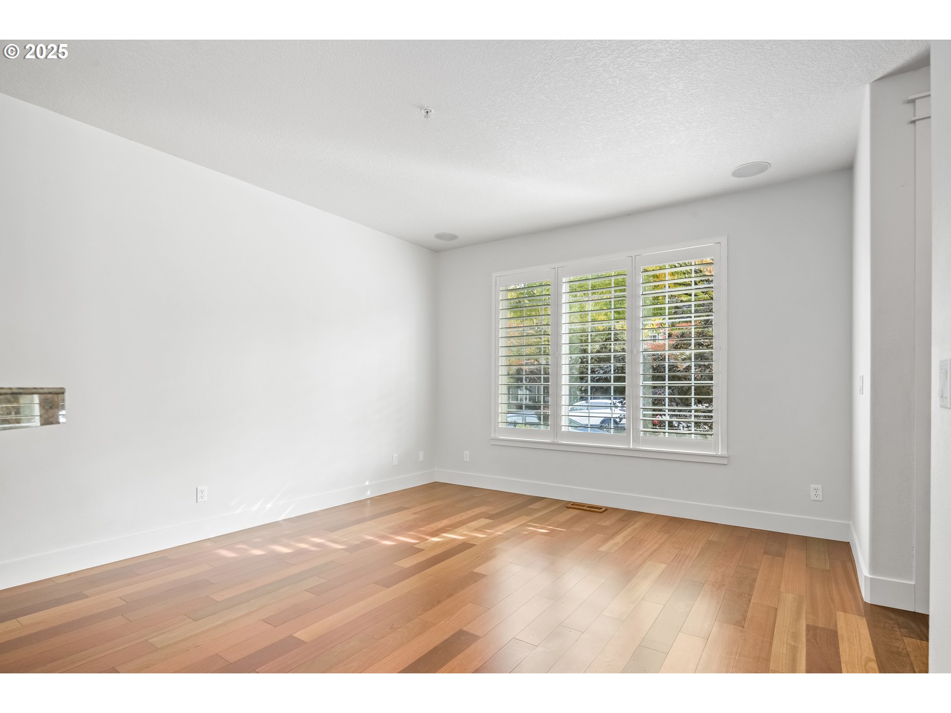 29291 SW VILLEBOIS DR S