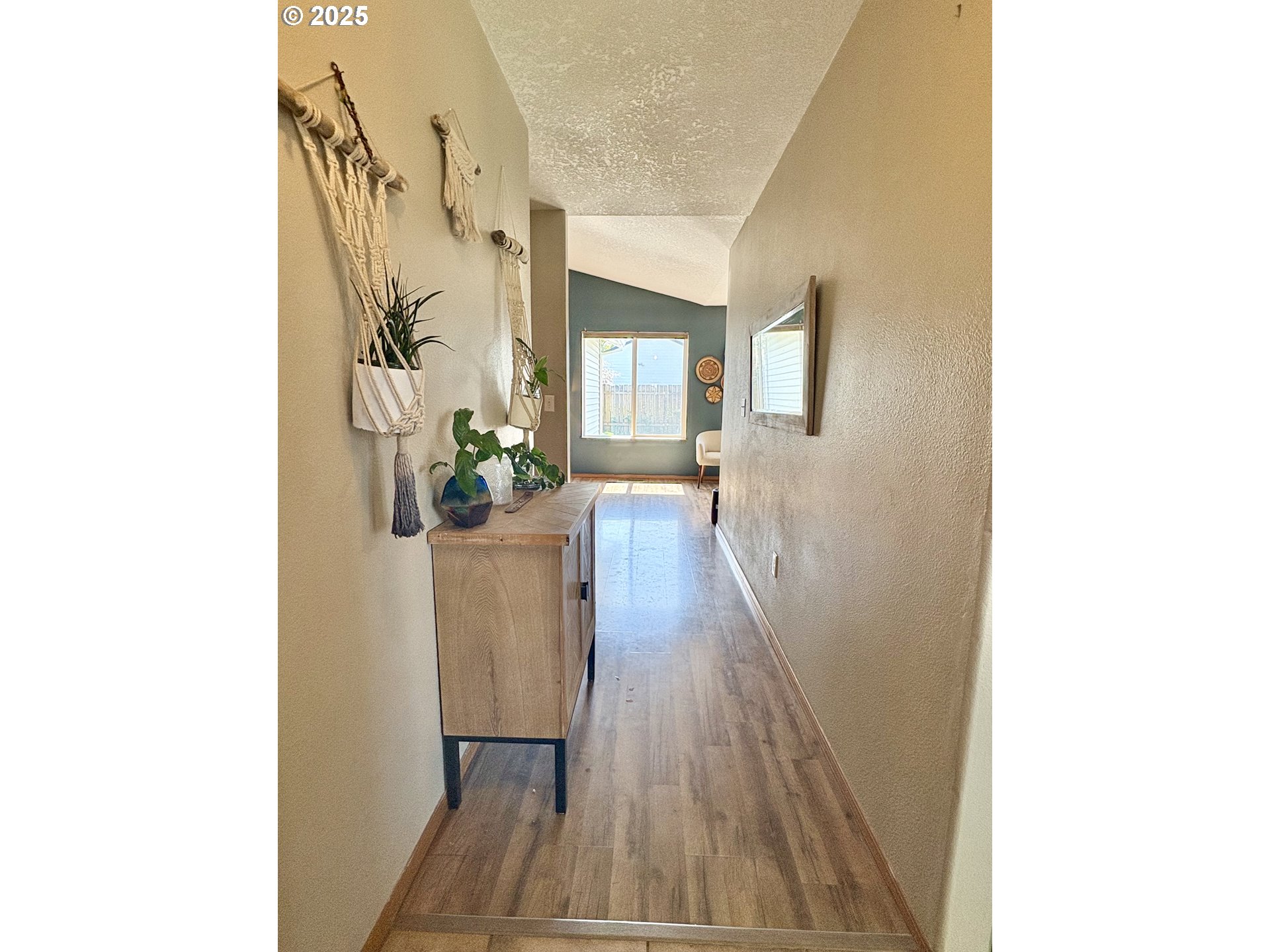 221 W LINCOLN ST