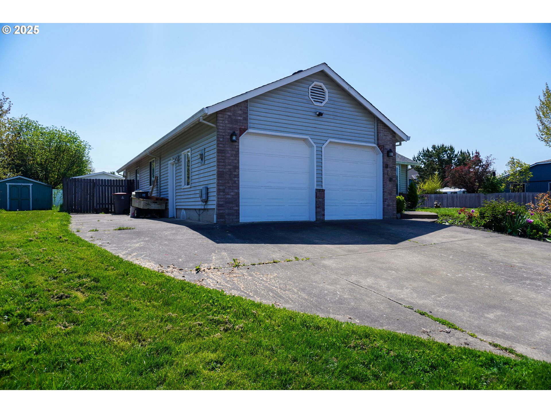 221 W LINCOLN ST