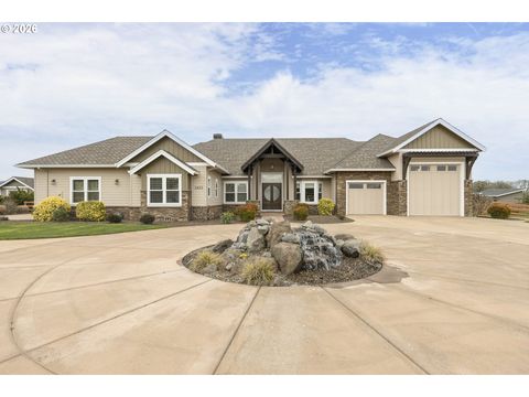 Photo of 2455 SW West Wind Dr, McMinnville, OR 97128 (MLS # 136855373)