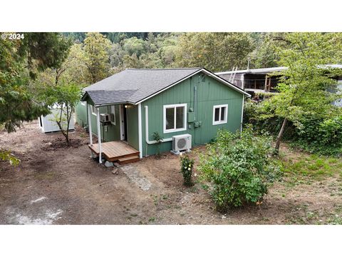 A home in Canyonville