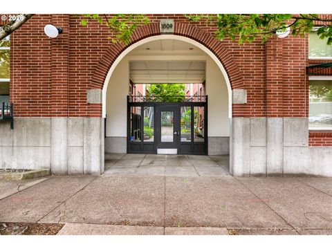 Photo of 1009 NW Hoyt St #204, Portland, OR 97209 (MLS # 312937148)