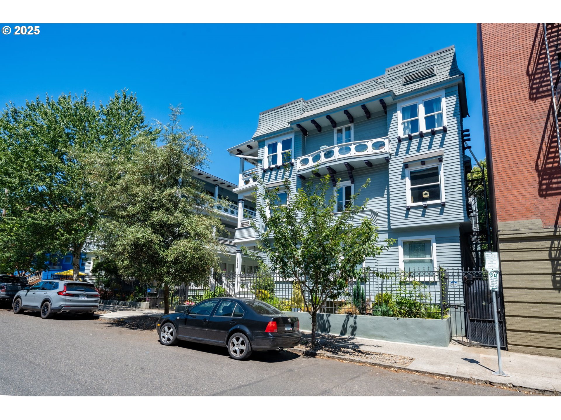 2127 NW IRVING ST #202