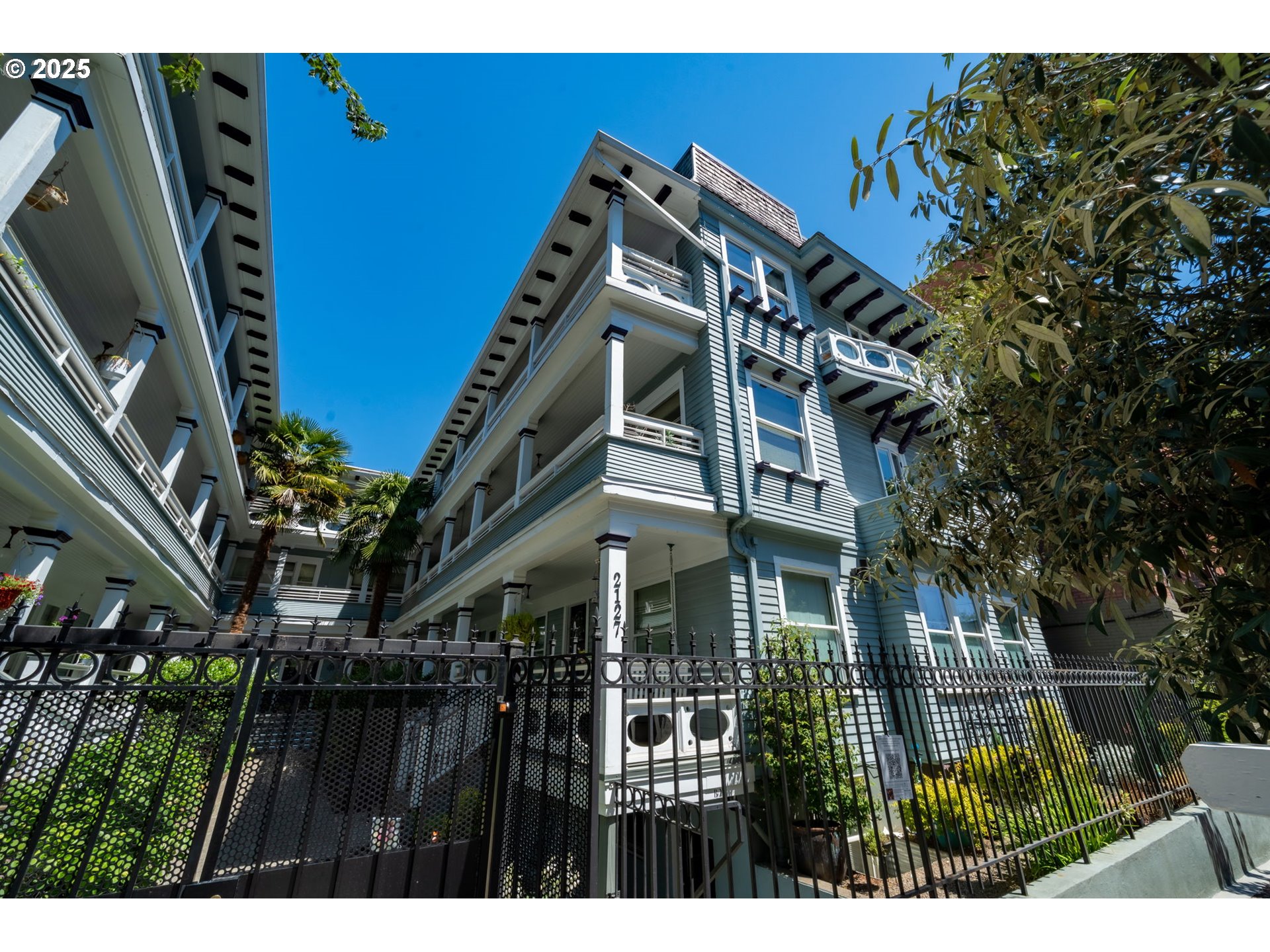 2127 NW IRVING ST #202