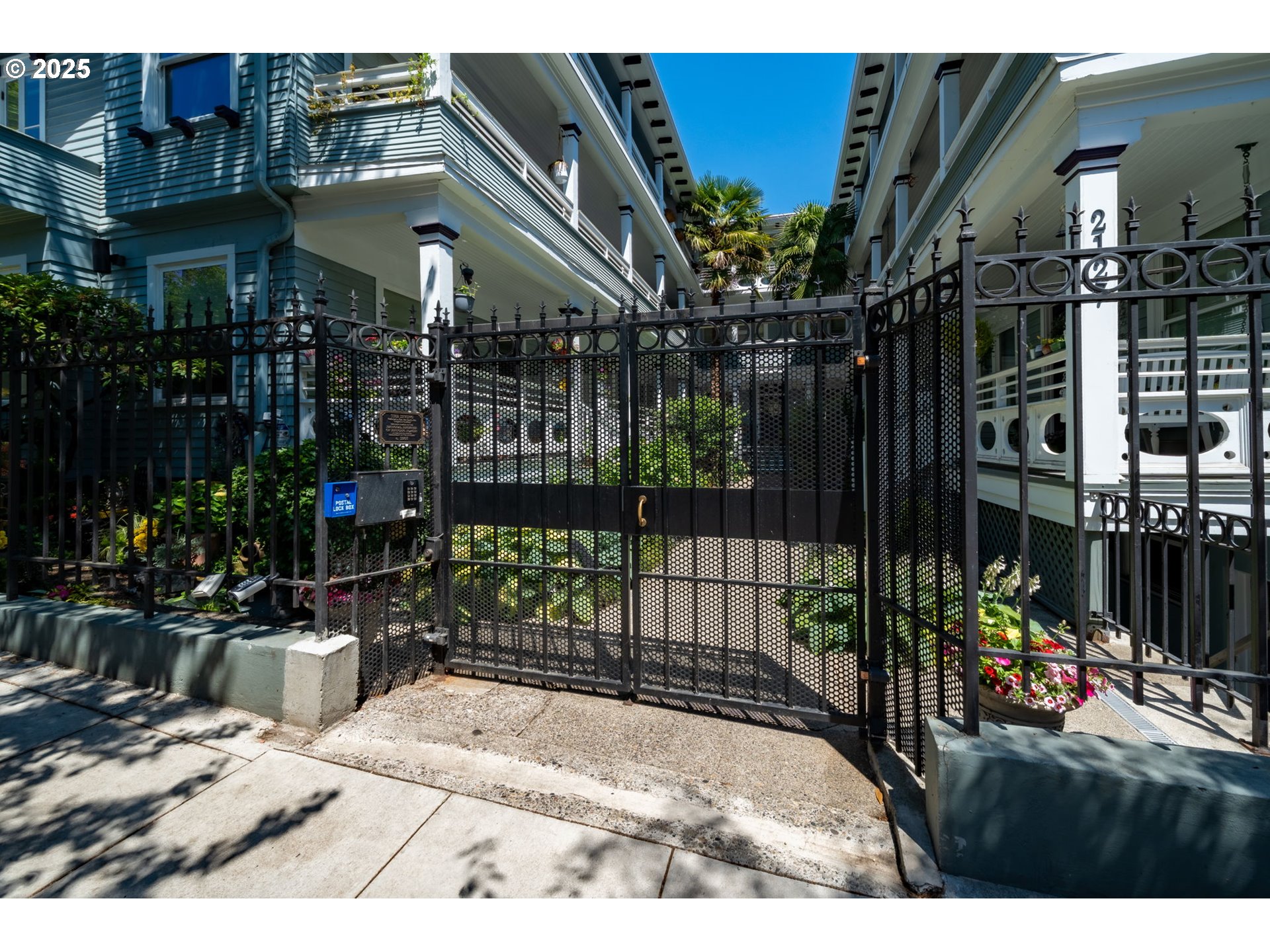 2127 NW IRVING ST #202