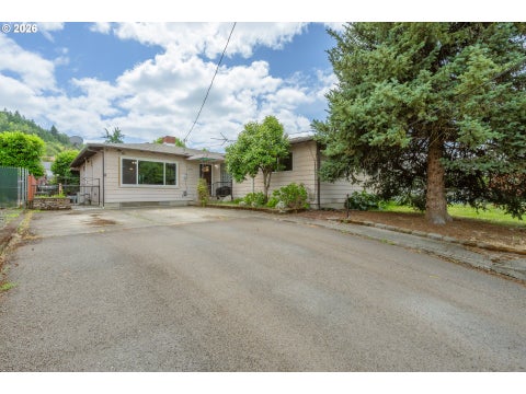 Photo of 2843 W Sanders Ave, Roseburg, OR 97471 (MLS # 334138496)