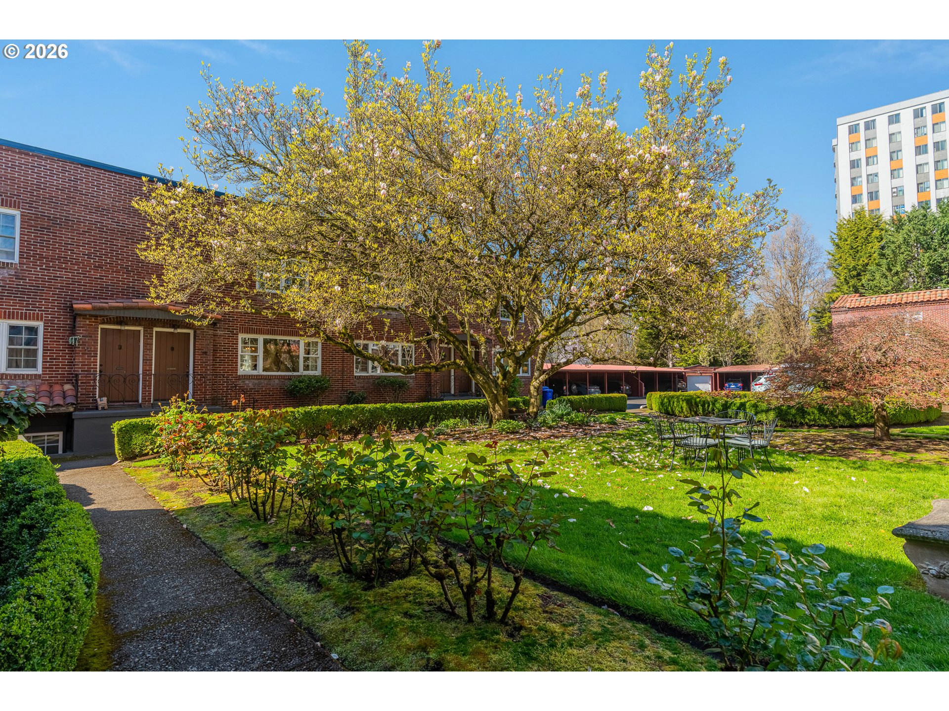 4341 NE HALSEY ST 18