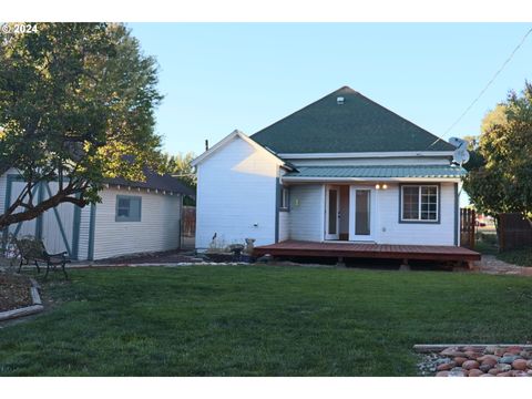 A home in Baker City