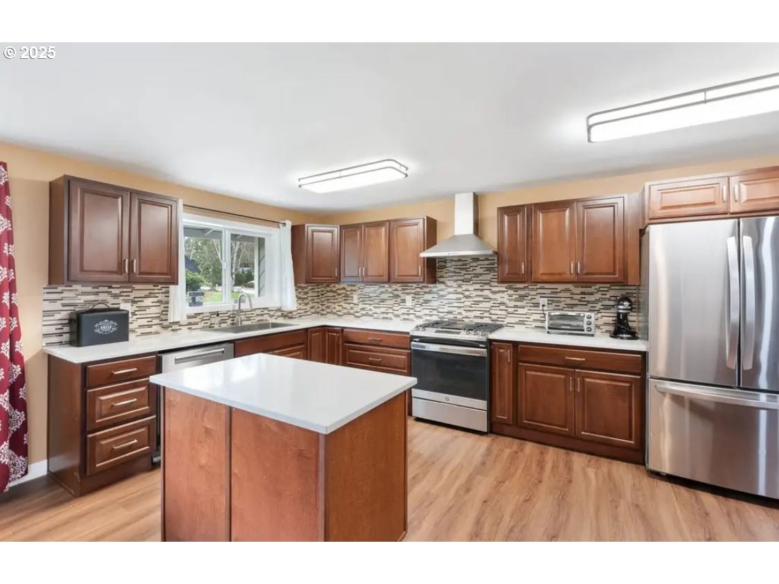 553 NE BUENA VISTA ST