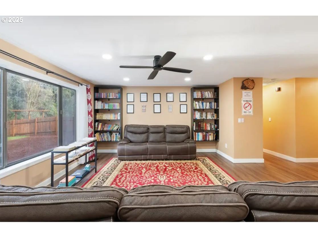 553 NE BUENA VISTA ST