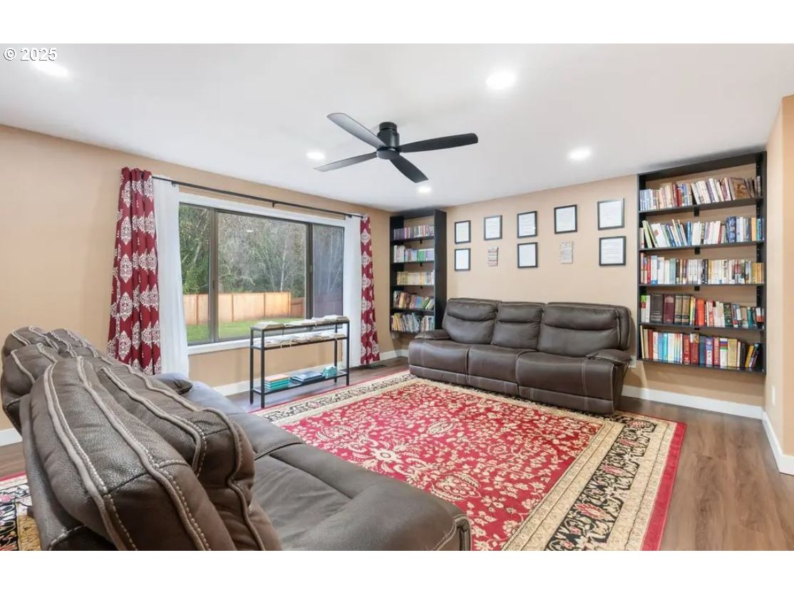 553 NE BUENA VISTA ST