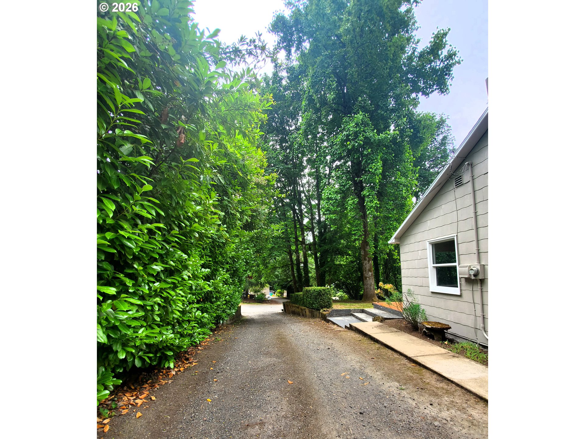 745 SW MAPLECREST DR