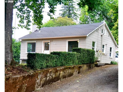 745 SW MAPLECREST DR Portland OR 97219