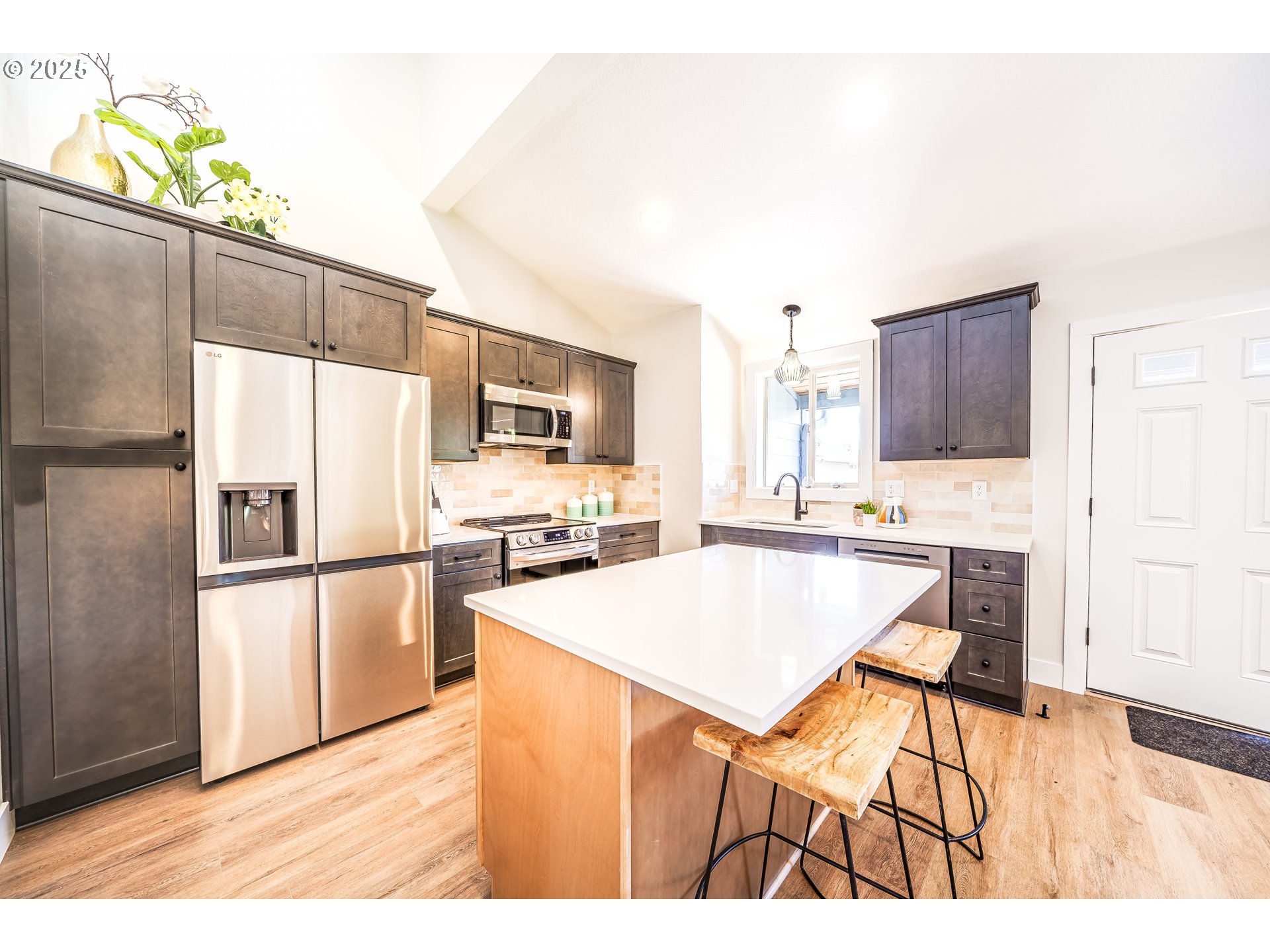 12252 Meadowlawn DR