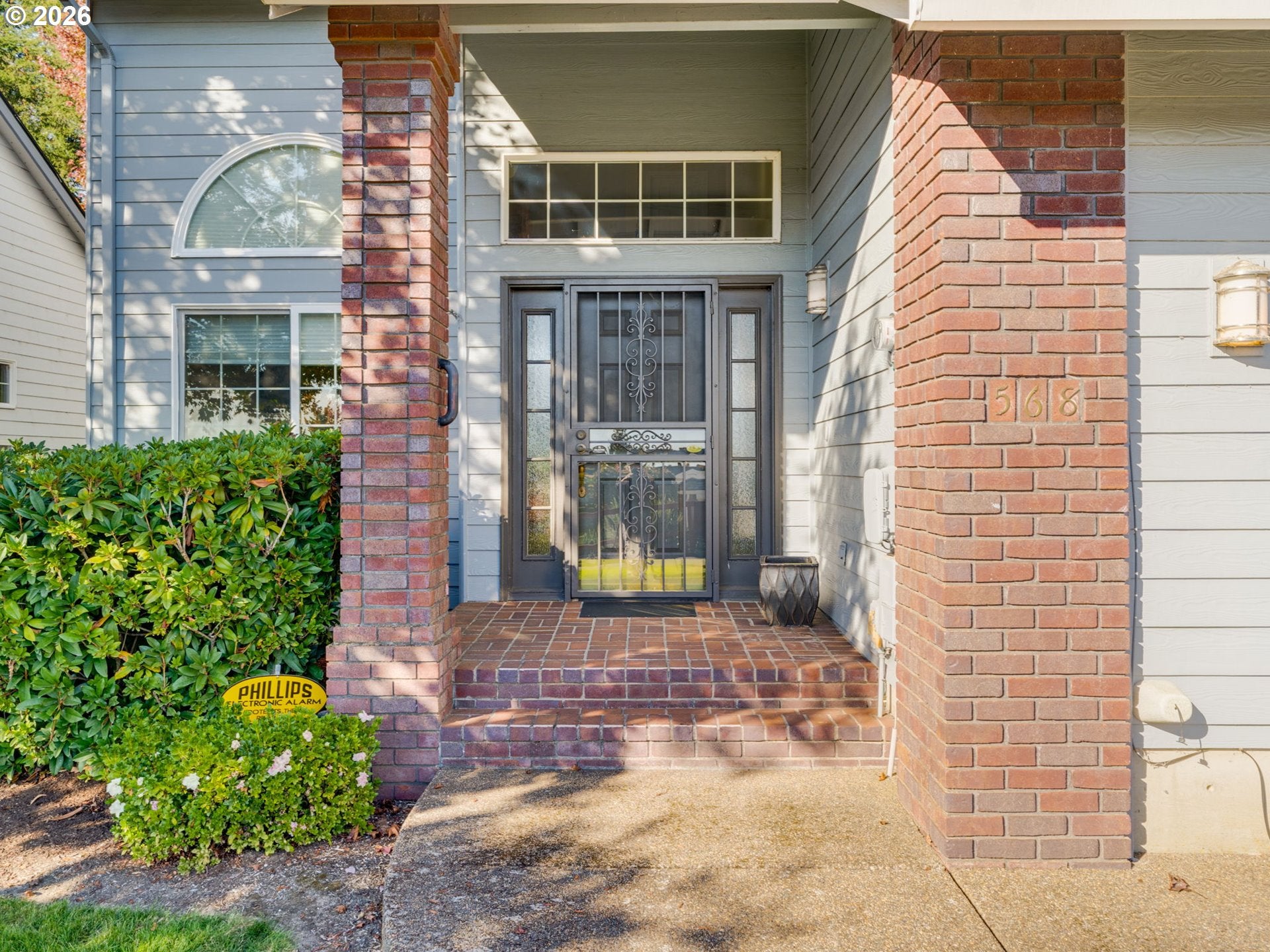 568 NW WILLAMETTE CT