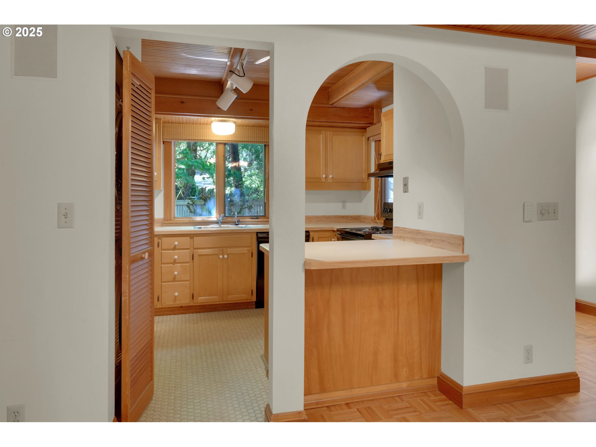 Eugene, Oregon 97401, United States, 2 Bedrooms Bedrooms, ,2 BathroomsBathrooms,Residential,Pending,123892