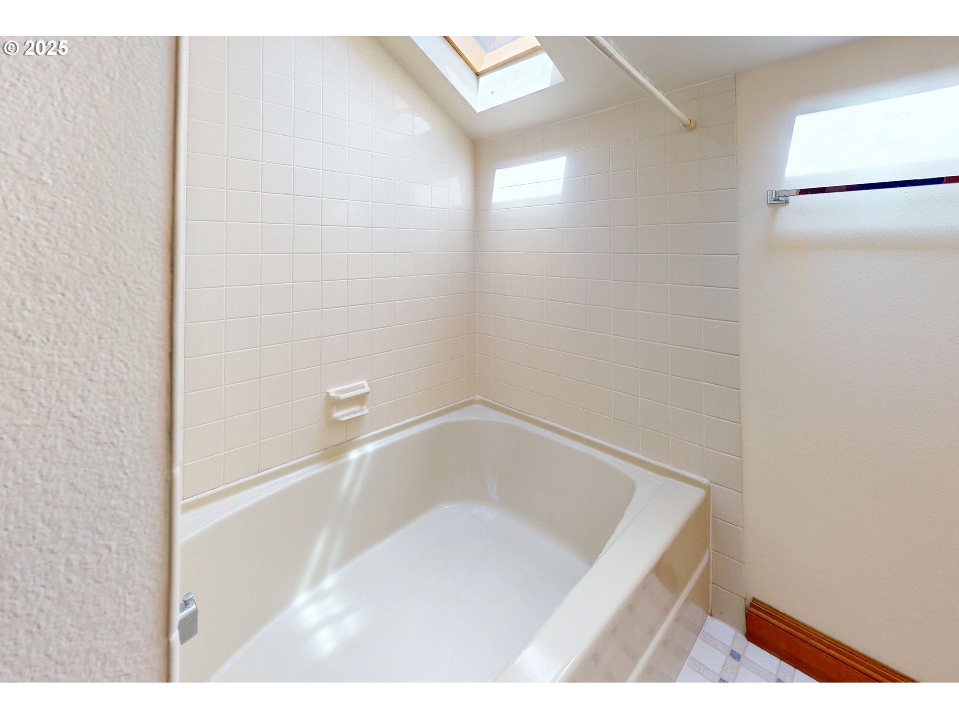 Eugene, Oregon 97401, United States, 2 Bedrooms Bedrooms, ,2 BathroomsBathrooms,Residential,Pending,123892