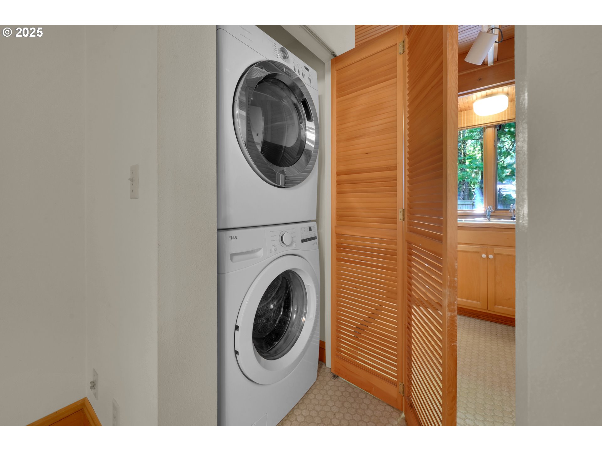 Eugene, Oregon 97401, United States, 2 Bedrooms Bedrooms, ,2 BathroomsBathrooms,Residential,Pending,123892