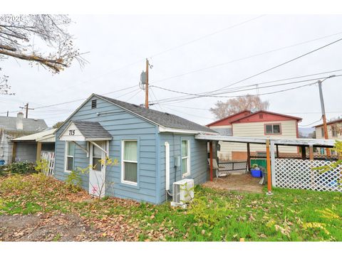 Photo of 715 W 12th St, The Dalles, OR 97058 (MLS # 700120783)