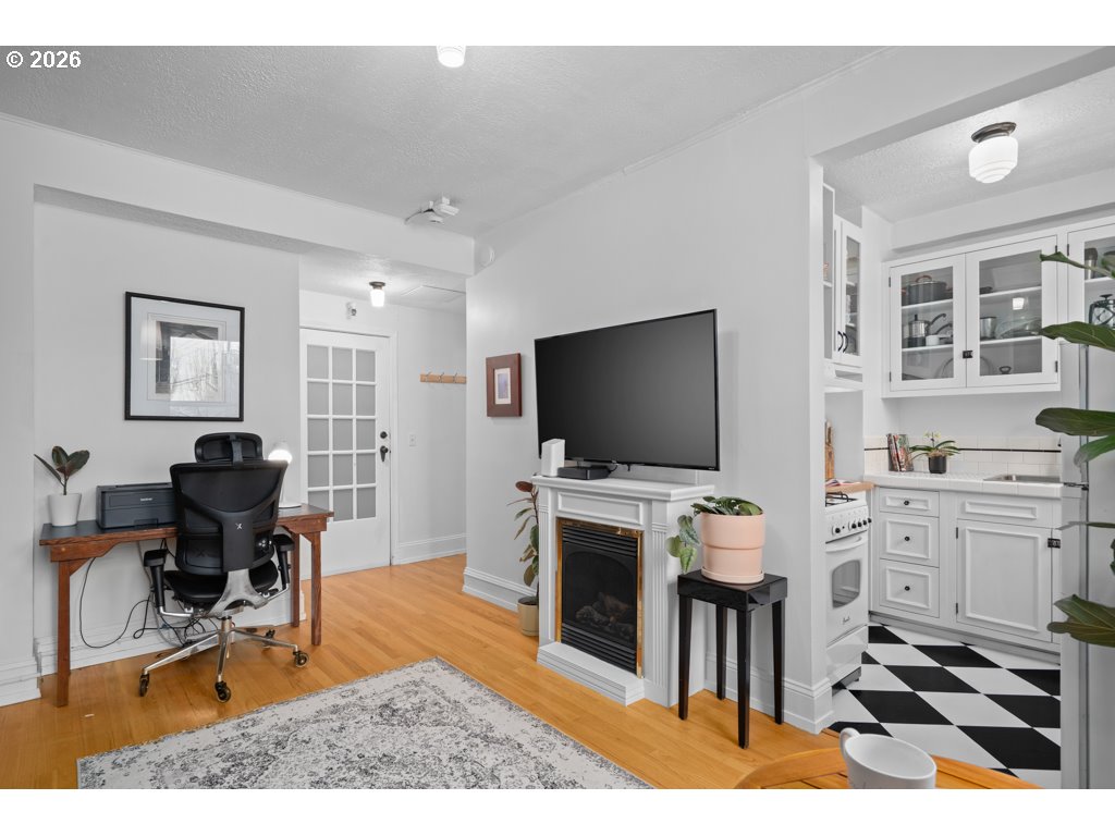 1631 NW EVERETT ST 208