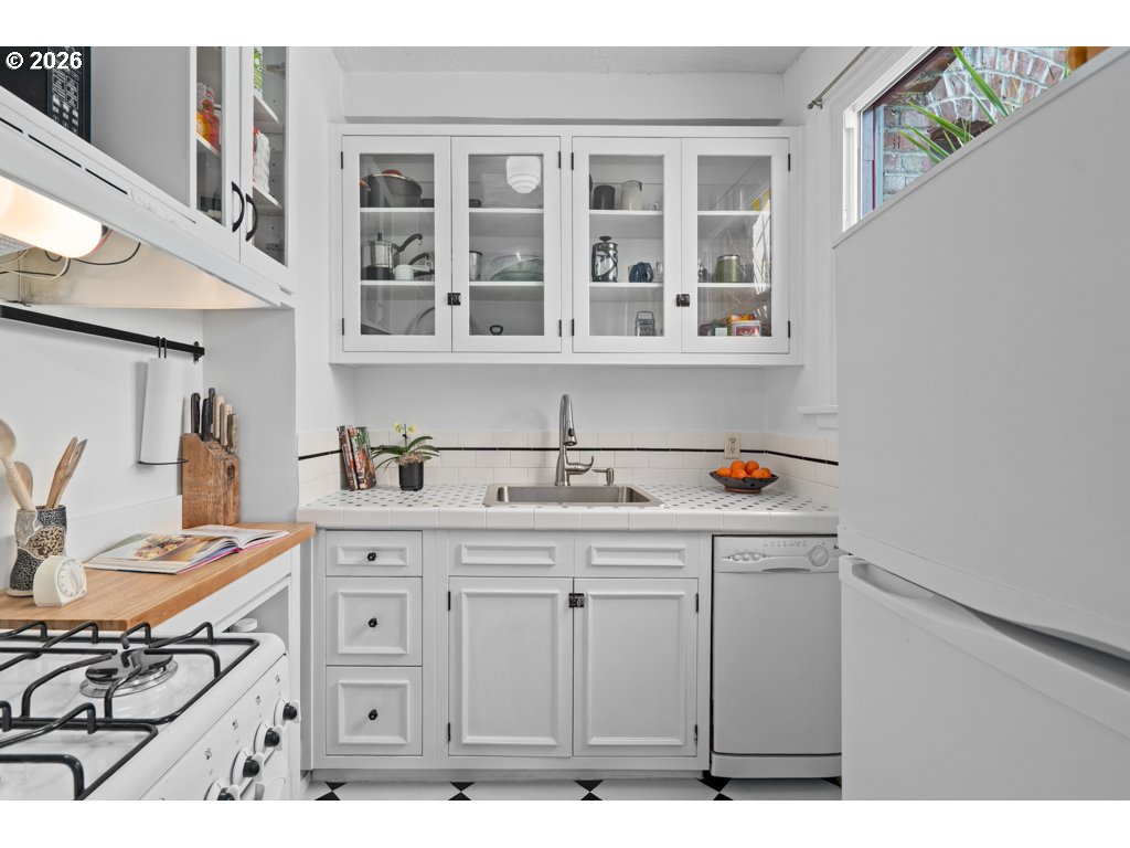 1631 NW EVERETT ST 208