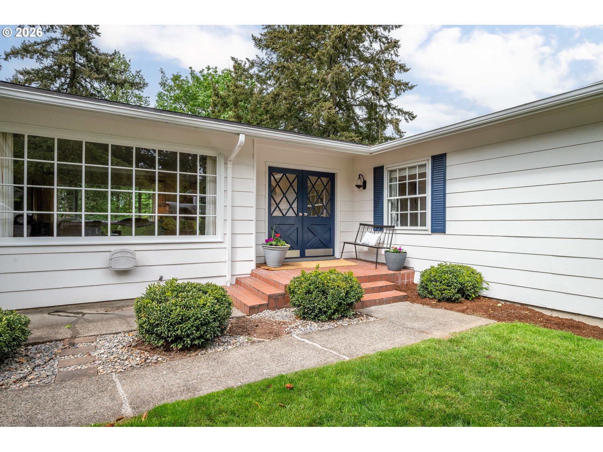 303 E CEDAR LN