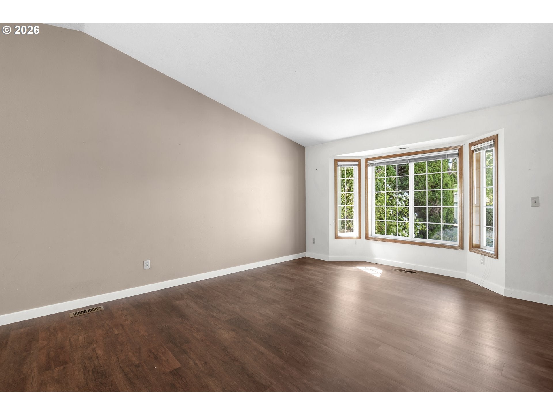 219 E MISSION DR