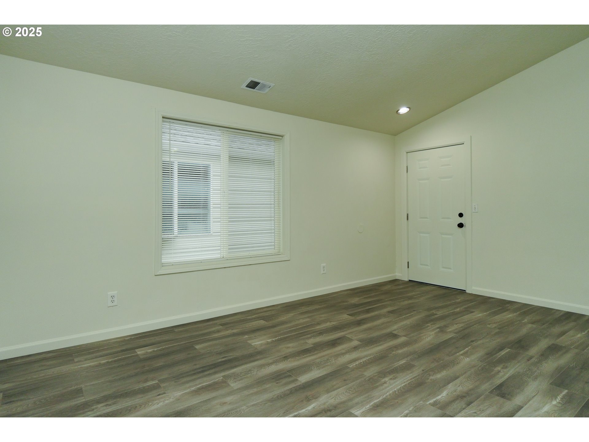 8224 SE WASHINGTON ST