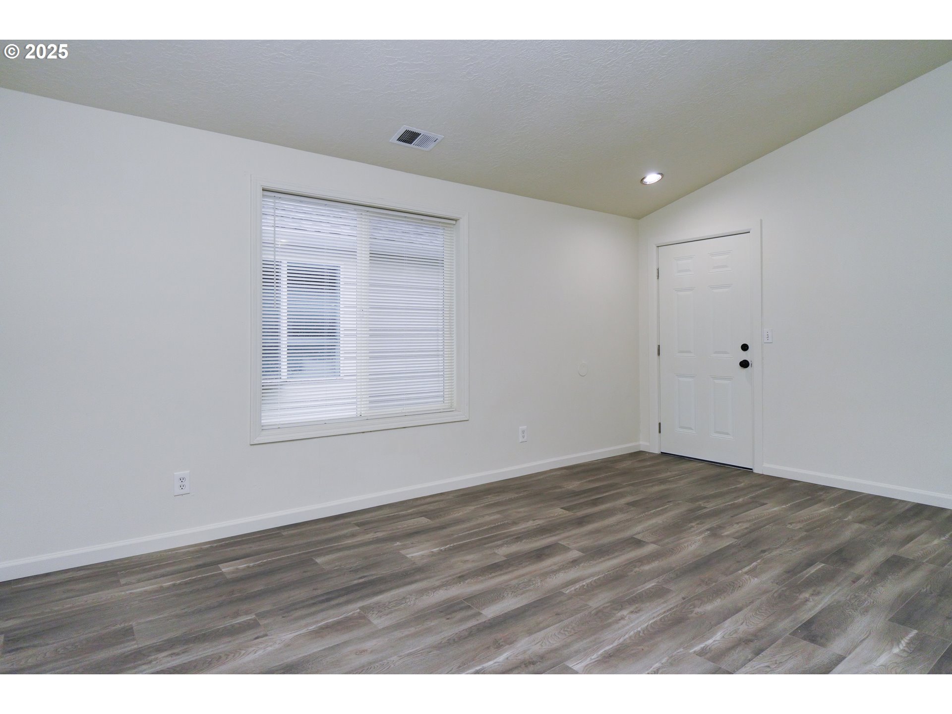 8224 SE WASHINGTON ST