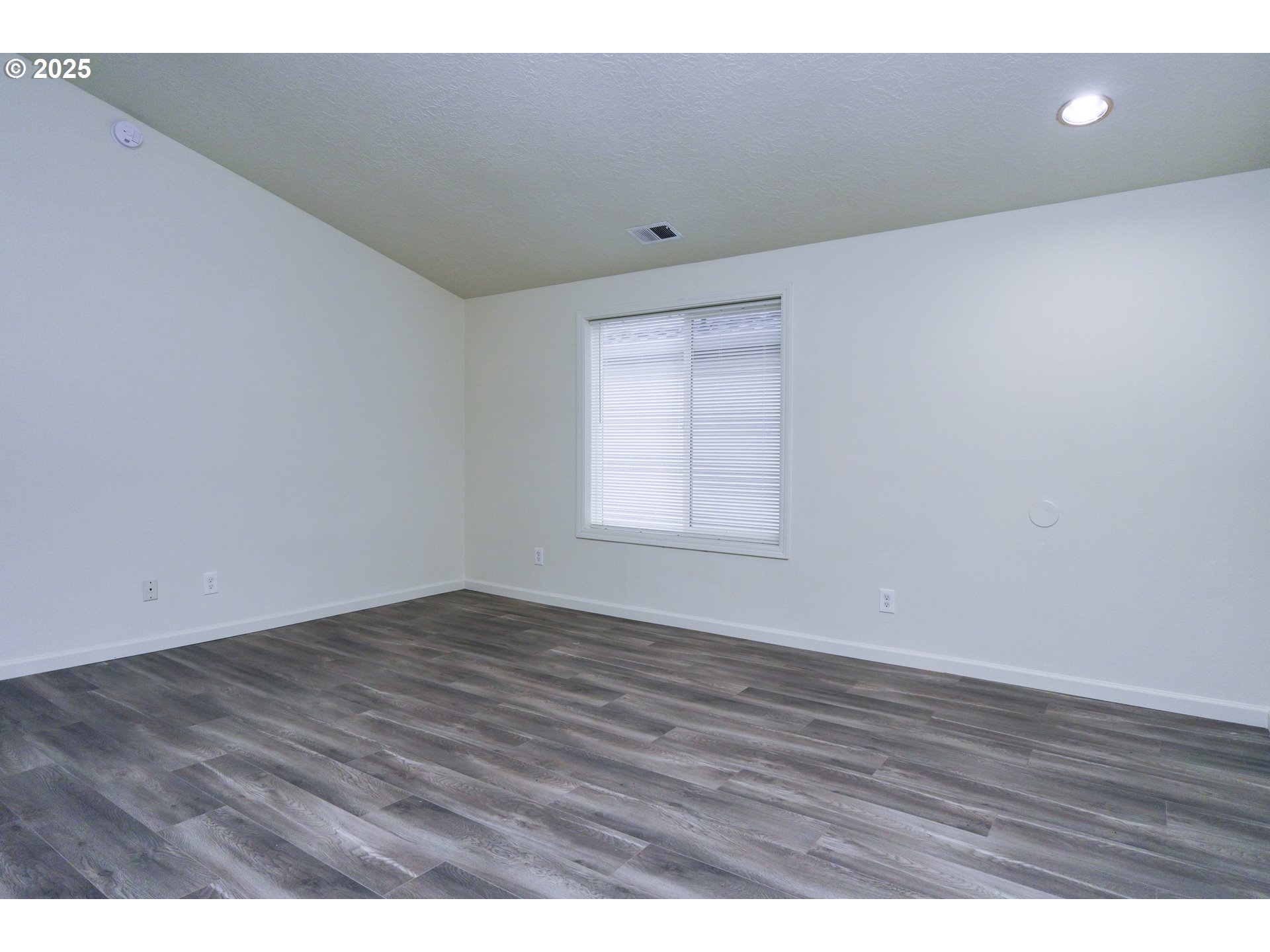 8224 SE WASHINGTON ST