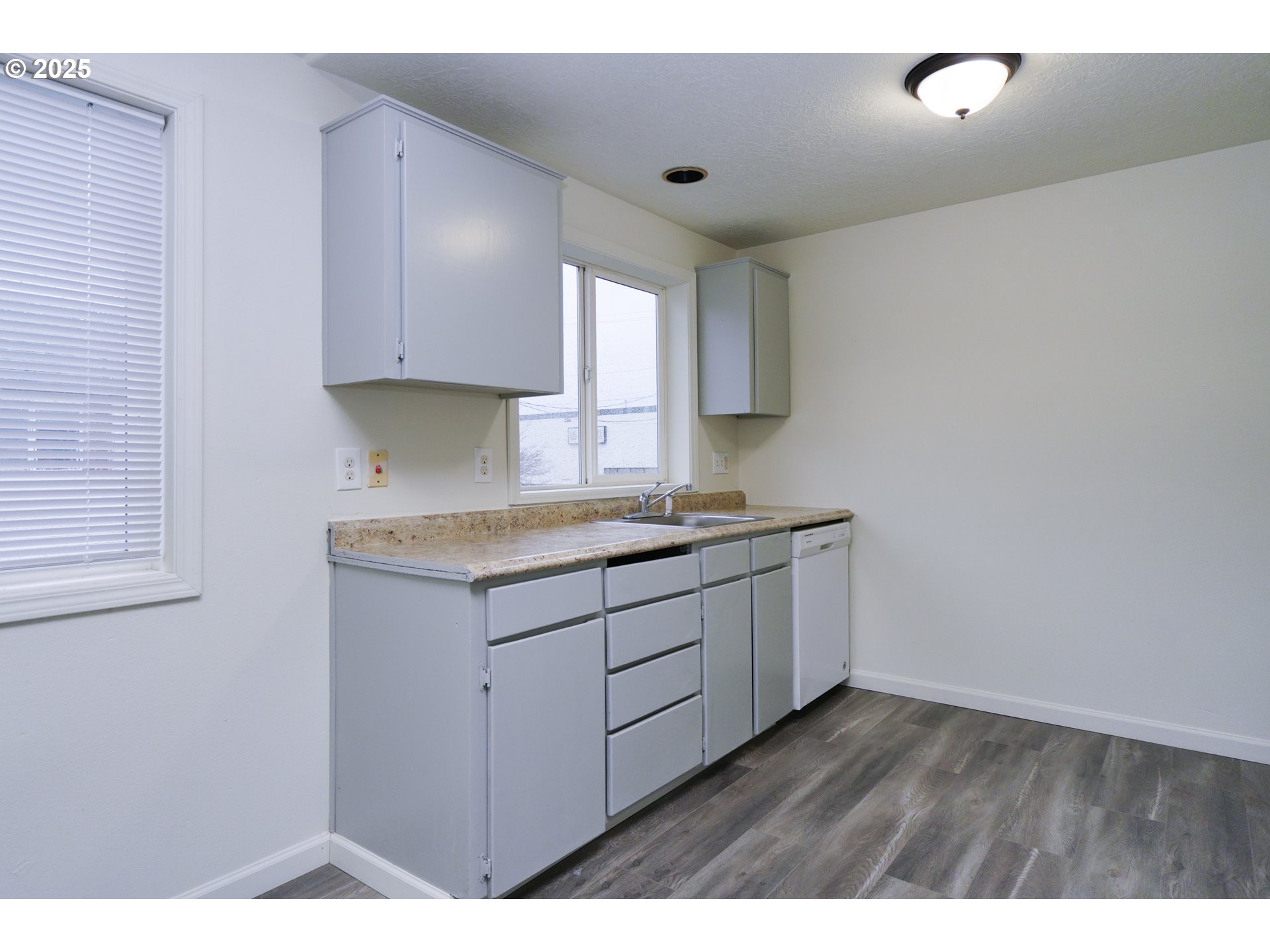 8224 SE WASHINGTON ST