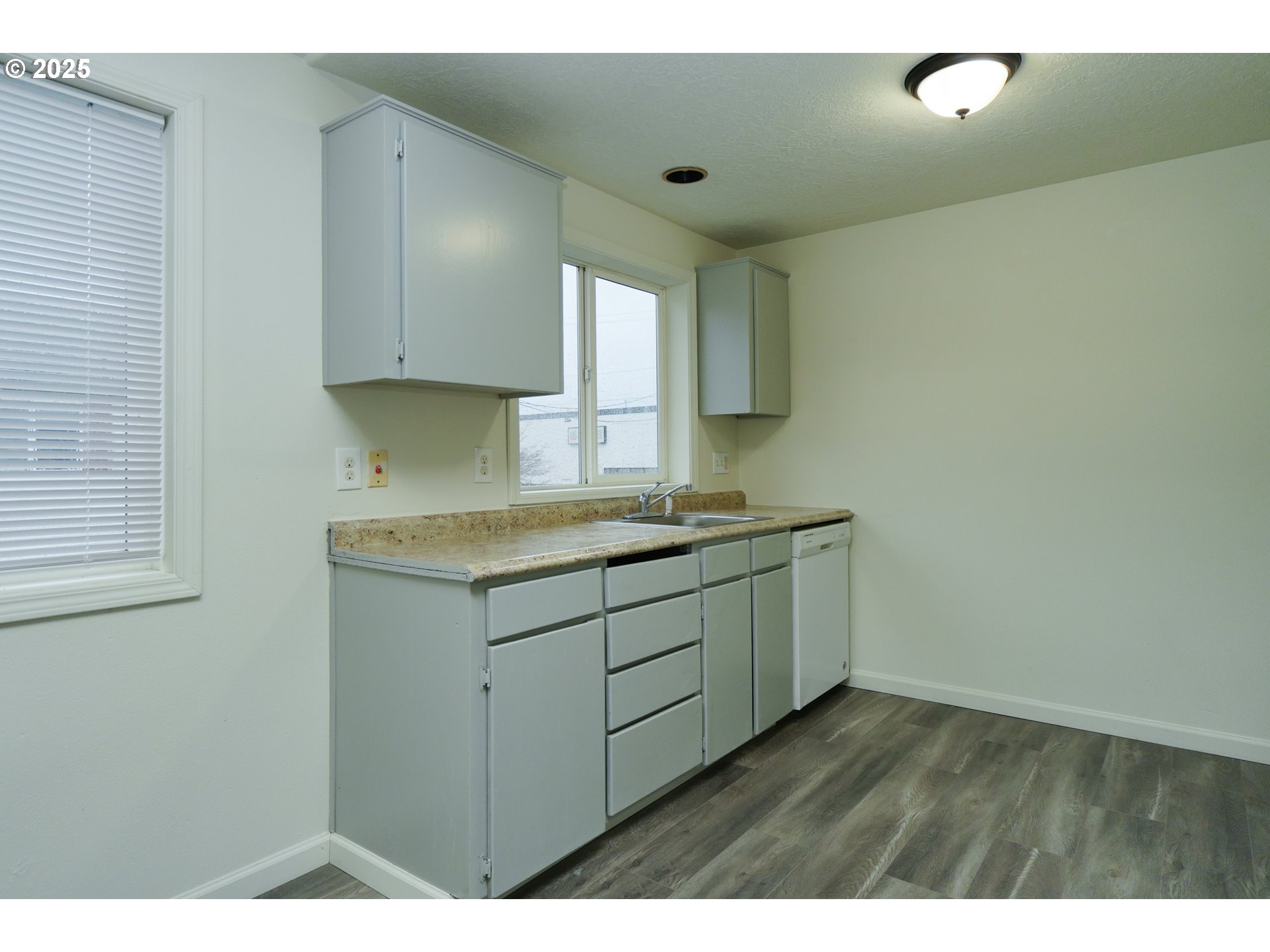 8224 SE WASHINGTON ST