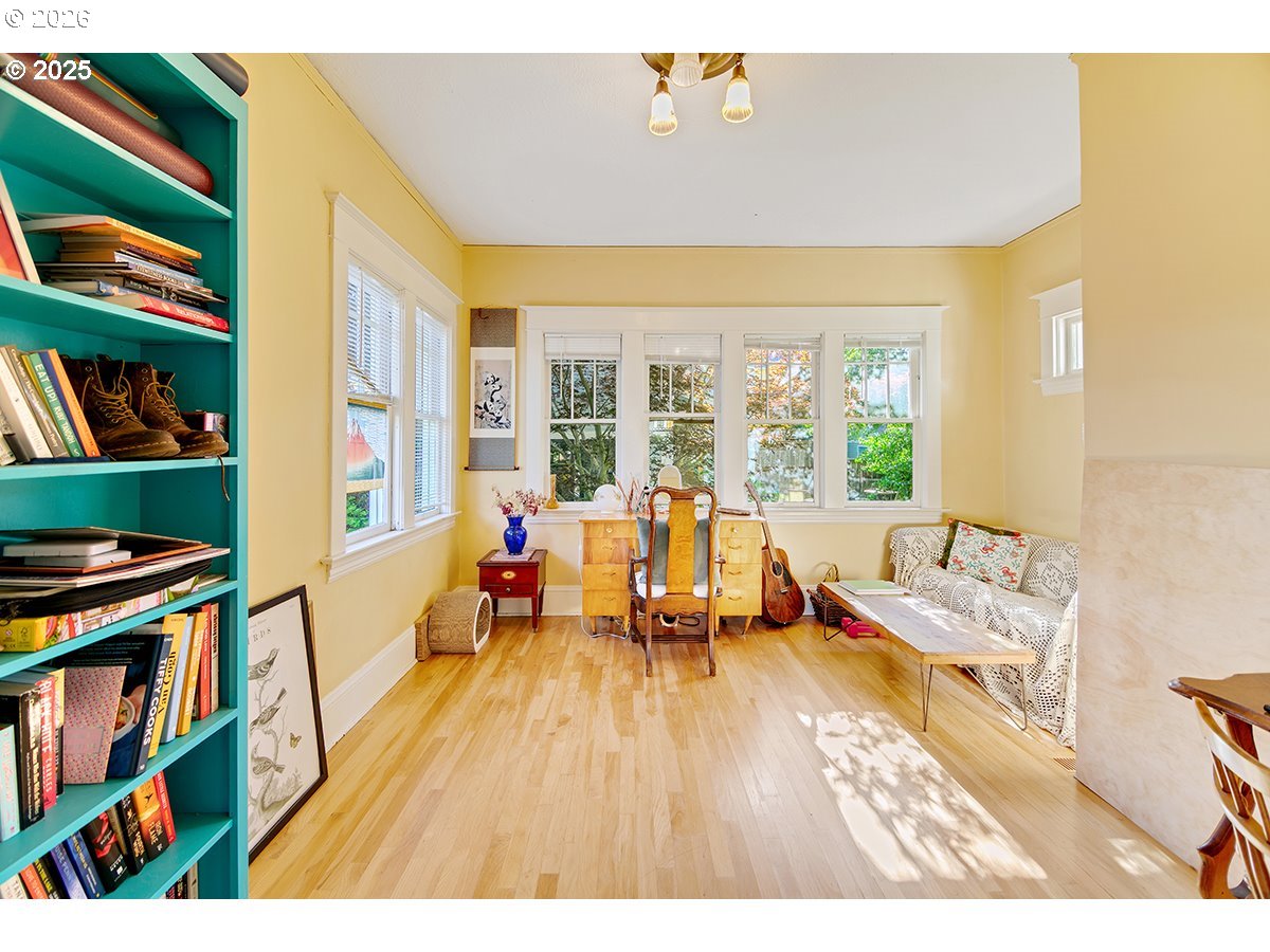 3821 N GANTENBEIN AVE