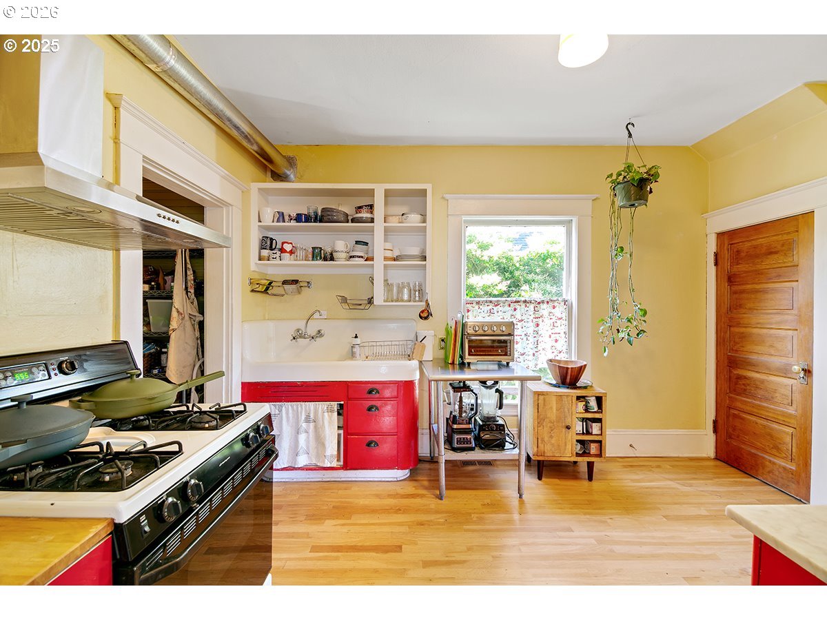 3821 N GANTENBEIN AVE