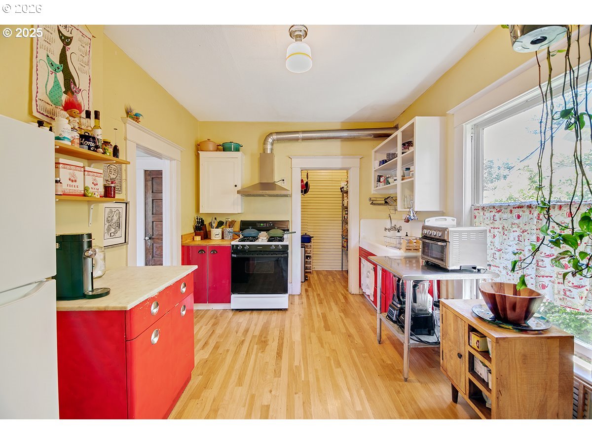 3821 N GANTENBEIN AVE