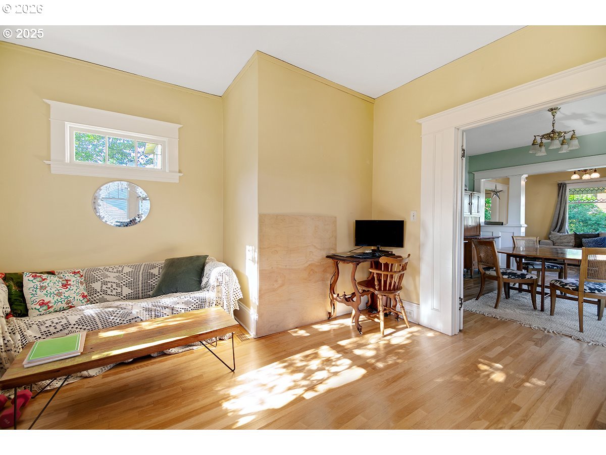 3821 N GANTENBEIN AVE