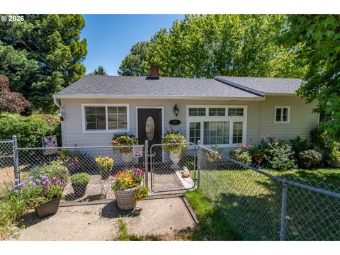 Photo of 421 NW Cary St, Winston, OR 97496 (MLS # 289693830)