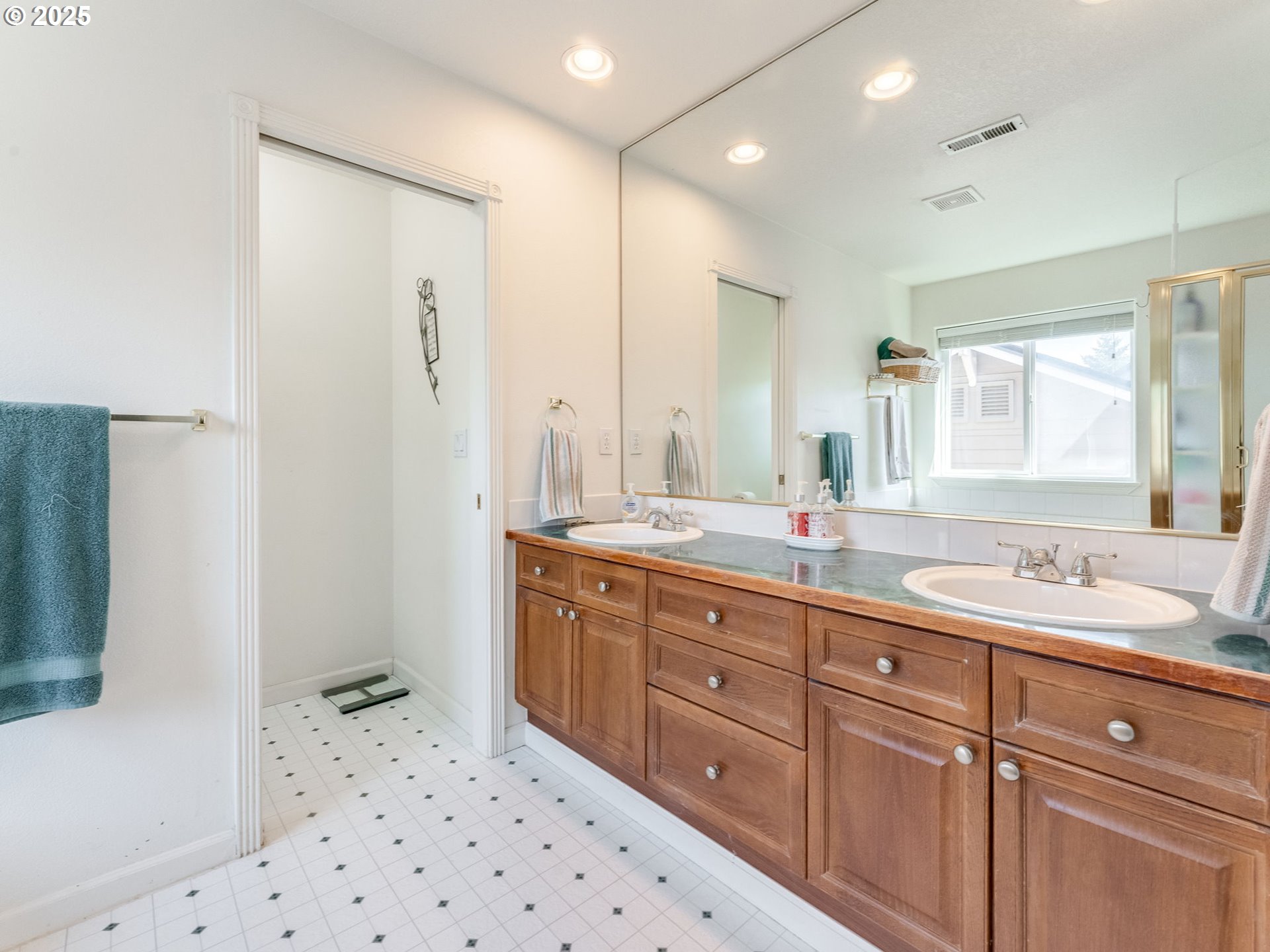 Sherwood, Oregon 97140, United States, 4 Bedrooms Bedrooms, ,3 BathroomsBathrooms,Residential,Active,165434