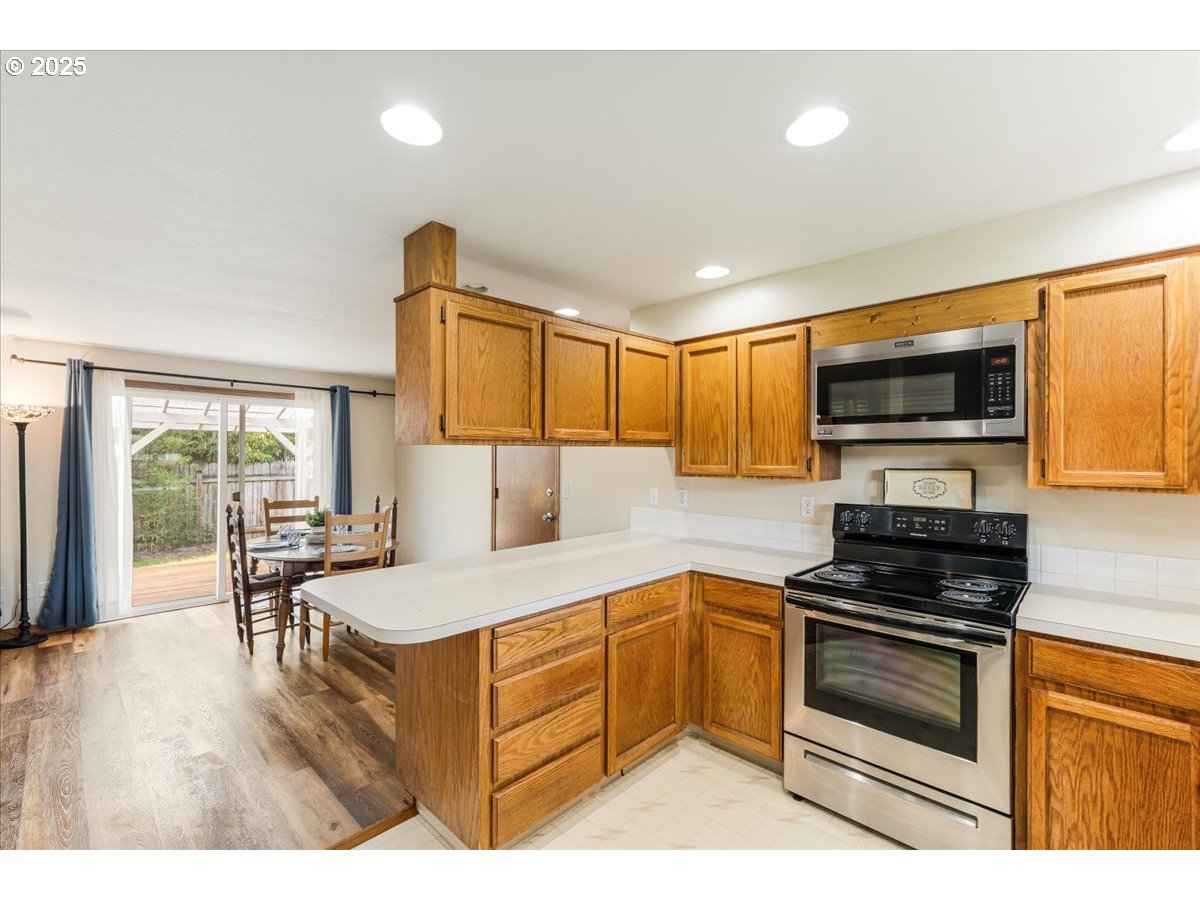 Molalla, Oregon 97038, United States, 2 Bedrooms Bedrooms, ,1 BathroomBathrooms,Residential,Pending,111212