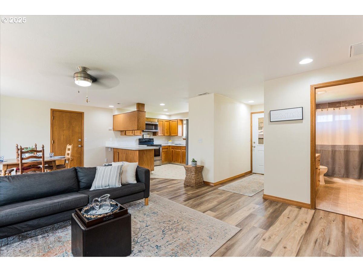 Molalla, Oregon 97038, United States, 2 Bedrooms Bedrooms, ,1 BathroomBathrooms,Residential,Pending,111212