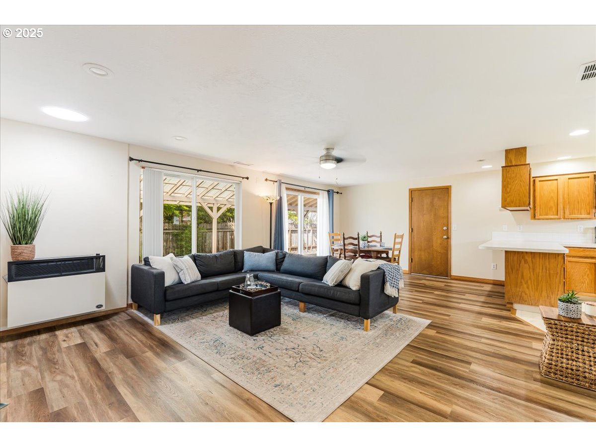 Molalla, Oregon 97038, United States, 2 Bedrooms Bedrooms, ,1 BathroomBathrooms,Residential,Pending,111212