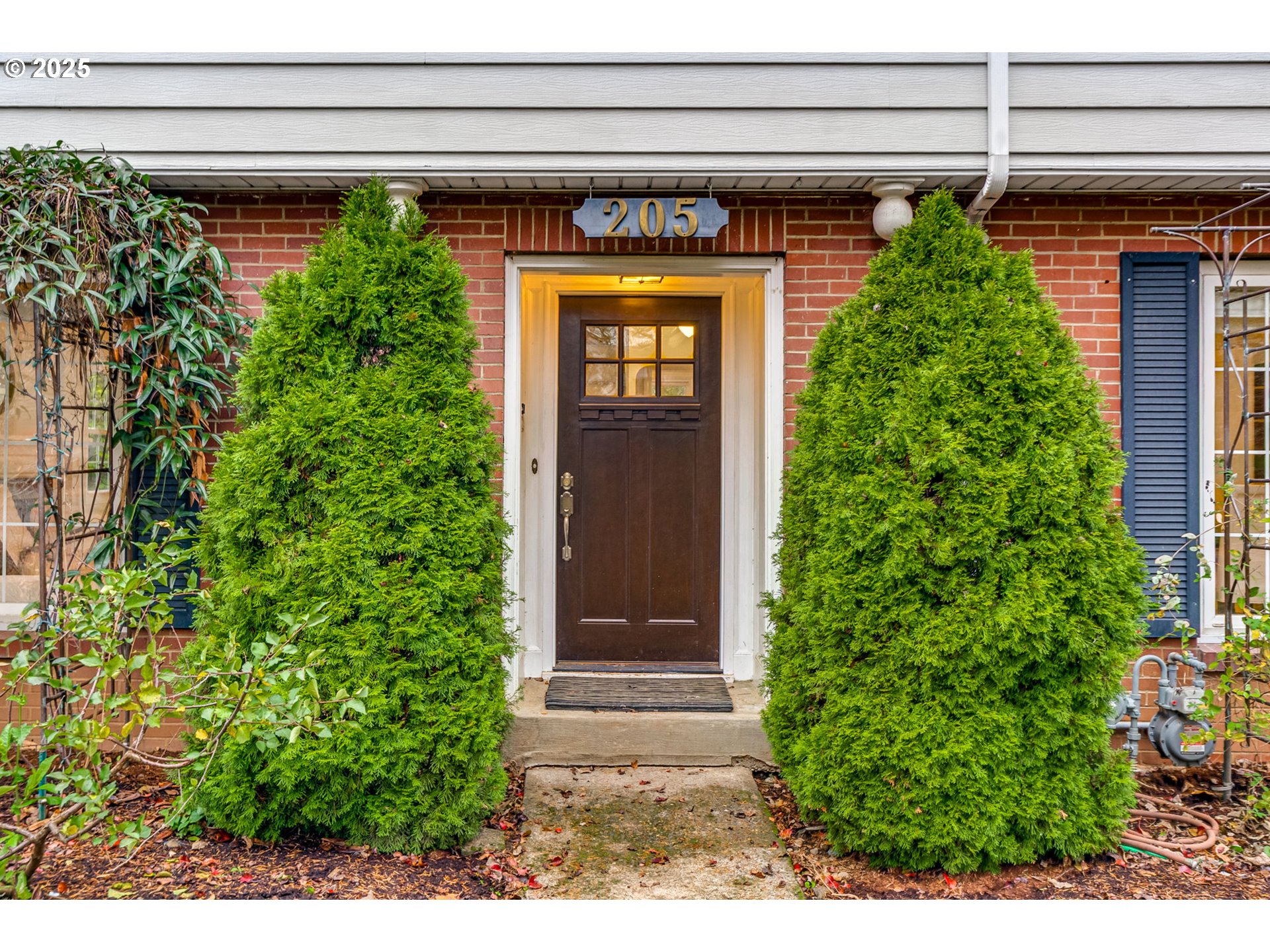 205 NE BILLINGHER DR