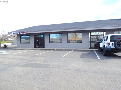 Photo of 330 NE Garden Valley Blvd #102, Roseburg, OR 97470 (MLS # 655697631)