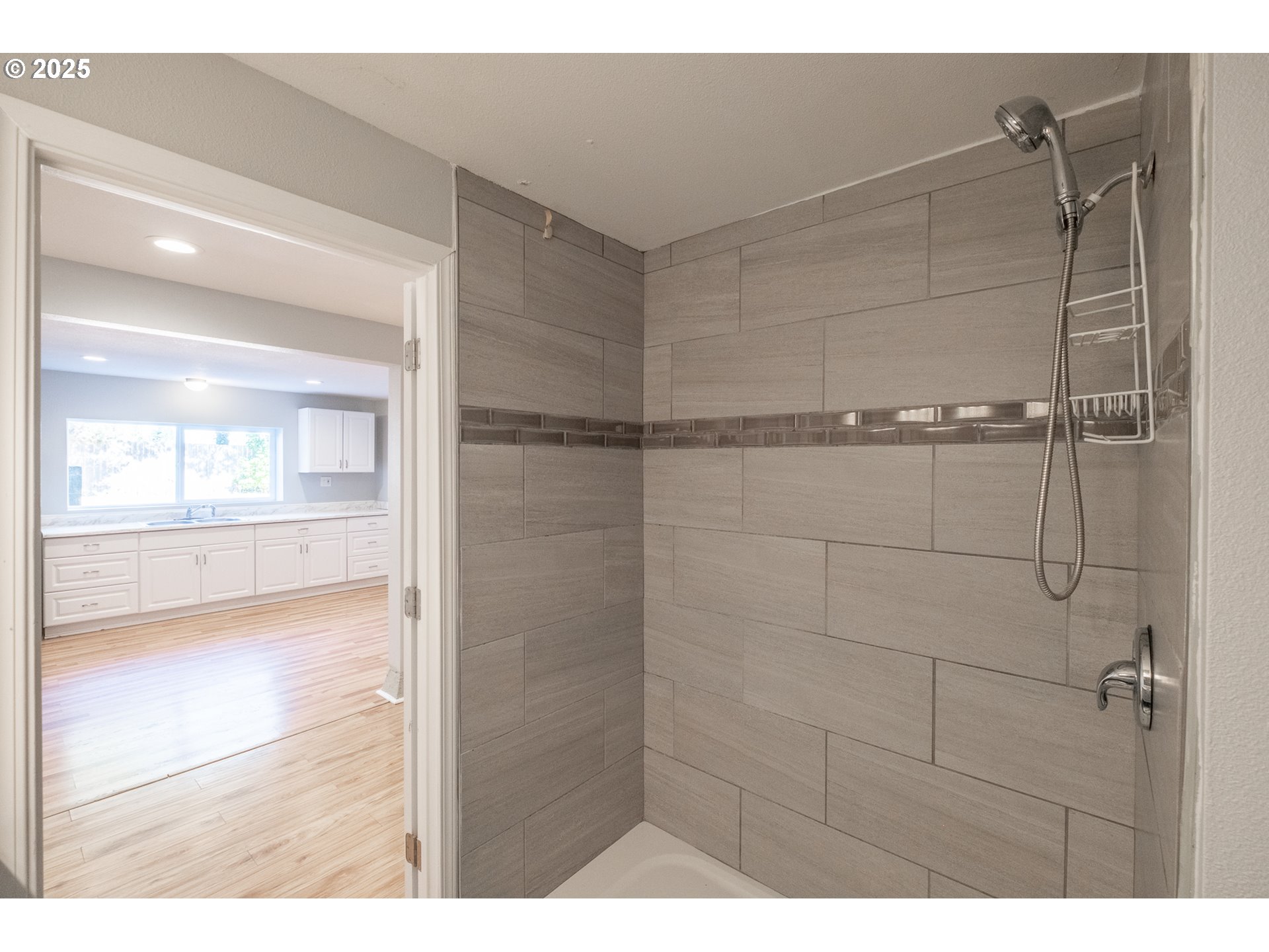 Salem, Oregon 97302, United States, 6 Bedrooms Bedrooms, ,2 BathroomsBathrooms,Residential,Pending,211624